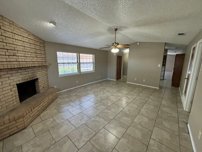 Building Photo - 2 bed 2 bath townhome