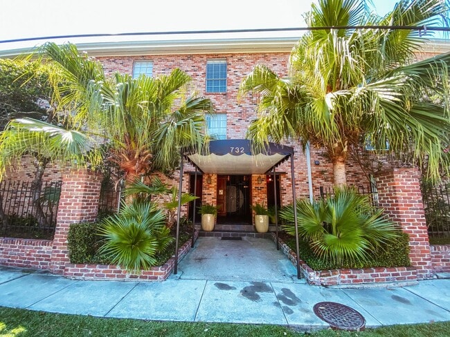 Building Photo - Great Corner Unit in University Area with Gated Parking