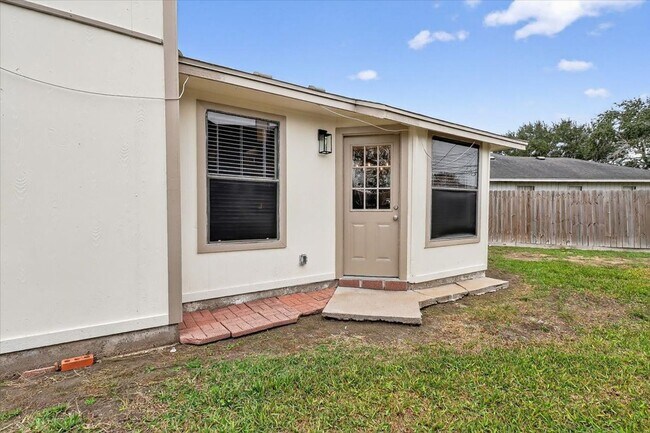 Building Photo - 4453 Lake George Dr