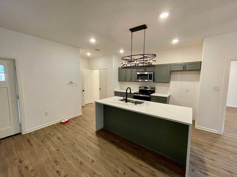 Building Photo - 17562 Highland Cir