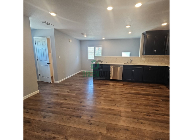 Building Photo - Gorgeous 1 Bedroom, 1 Bathroom Home Availa...