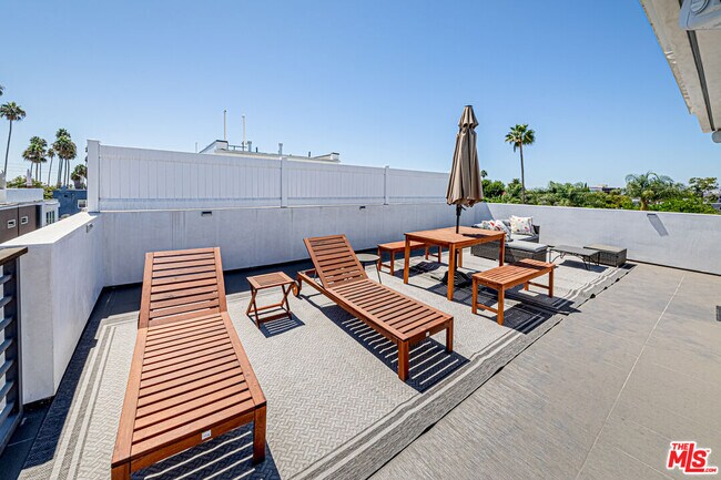 Building Photo - 6142 1/2 Lexington Ave