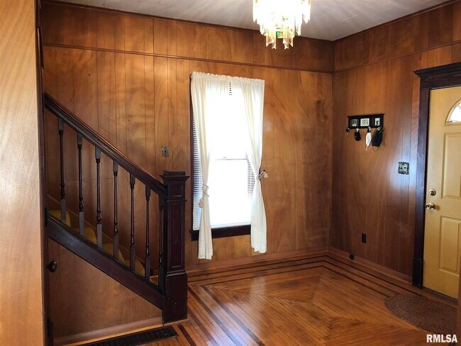 Building Photo - 102 N Sullivan St