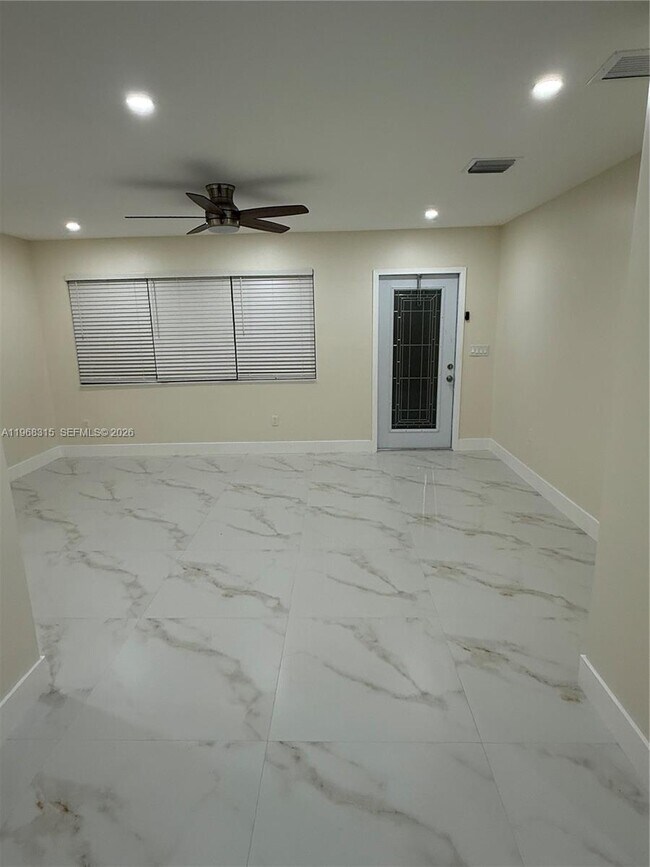 Building Photo - 951 NE 50th Ct