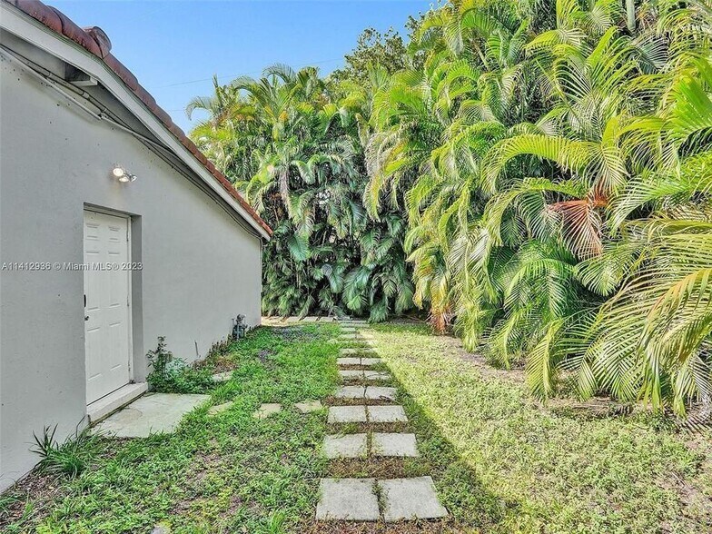 Building Photo - 2500 NE 19th St