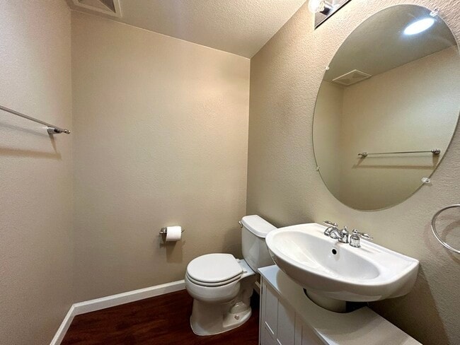 Building Photo - Beautiful 3 Bedroom Tri Level Townhome in ...