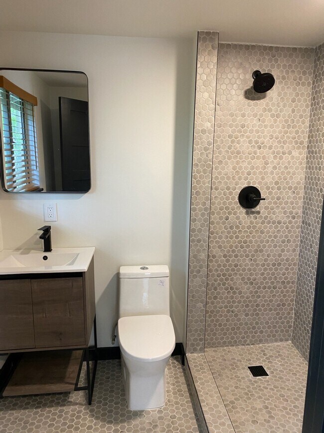 full bath - 1711 Brentwood St