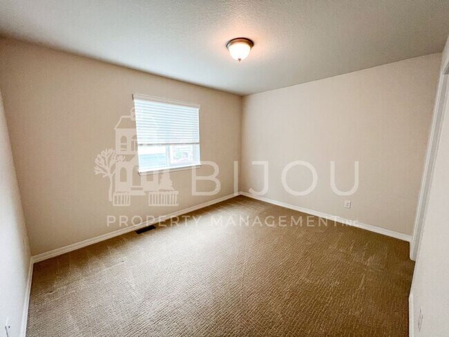 Building Photo - 1167 Solitaire St