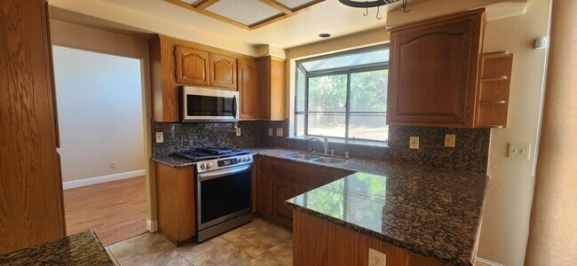 Building Photo - Wonderful 3 Bedroom 2.5 Bathroom Home in E...