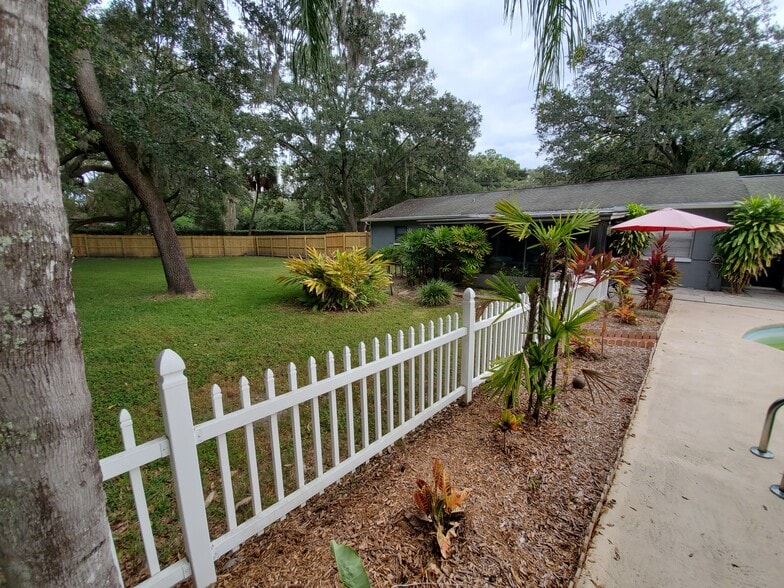 Building Photo - 820 Crenshaw Lake Rd