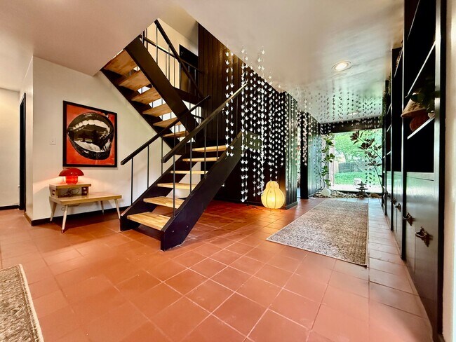 Building Photo - 527 Valewood Ln