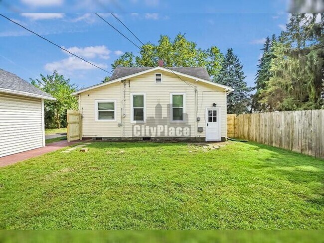 Building Photo - 1228 E Perry St