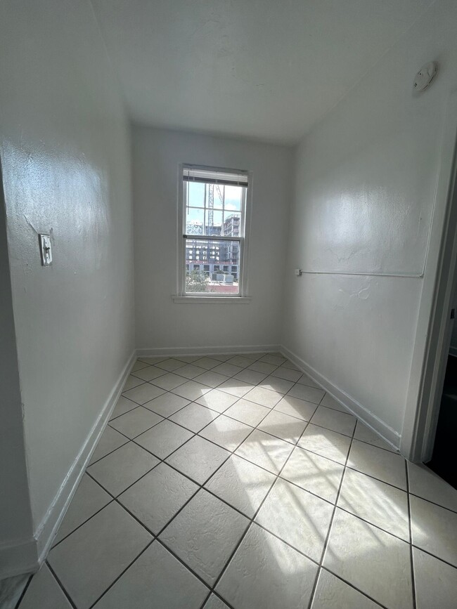 Building Photo - 523 24th St