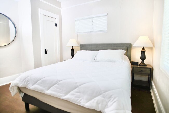 Building Photo - Furnished 1 Bedroom Downtown Tucson