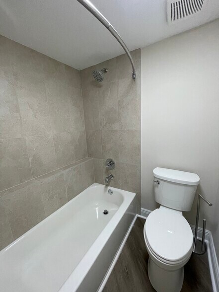 Building Photo - 2850 N Oakland Forest Dr