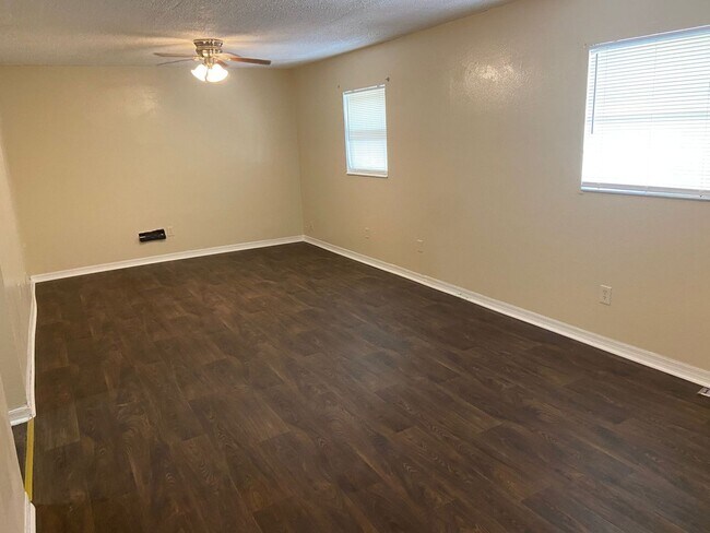 Building Photo - Cozy 2/1 Apartment, Move in Ready, Move in Special!