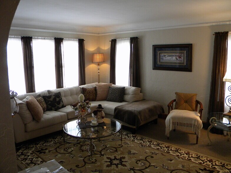 Spacious living room - 1220 20th St