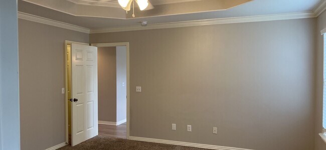 Building Photo - Cozy home in a convenient location.