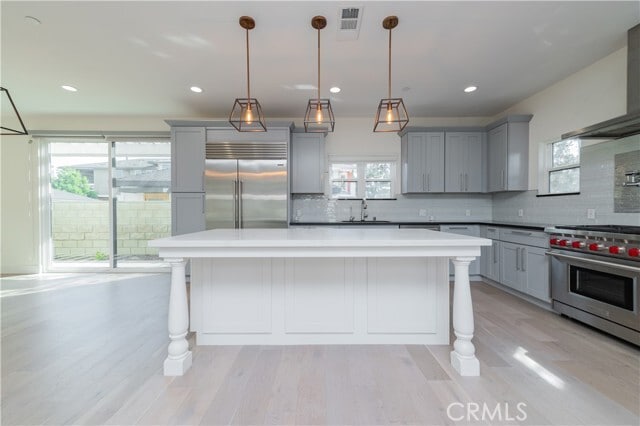 Building Photo - 146 E 18th St