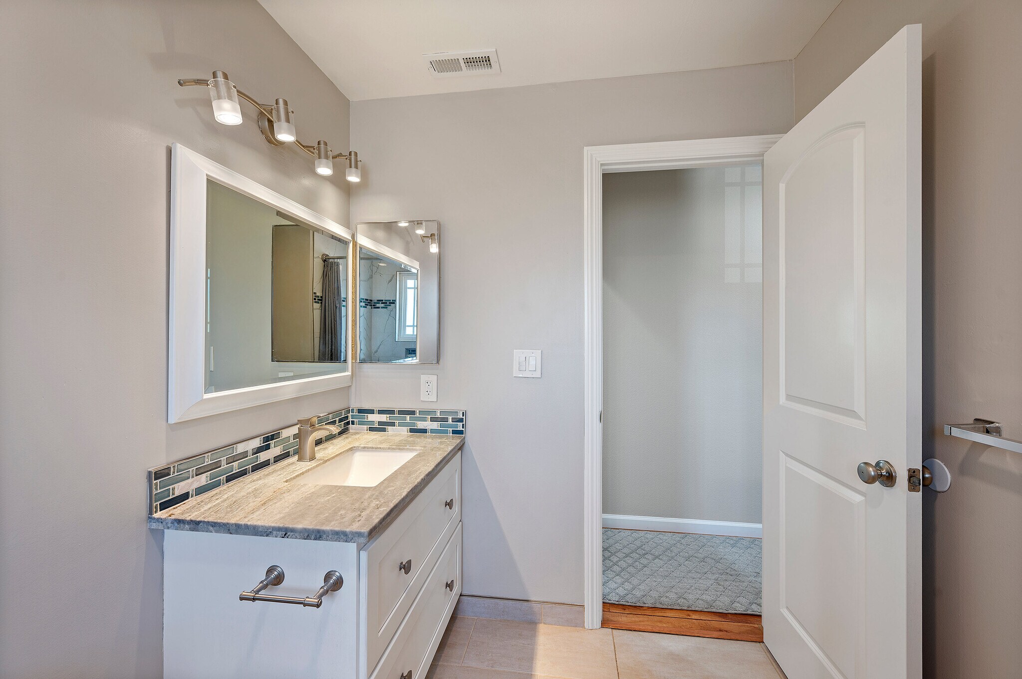 Building Photo - 3661 Slopeview Dr