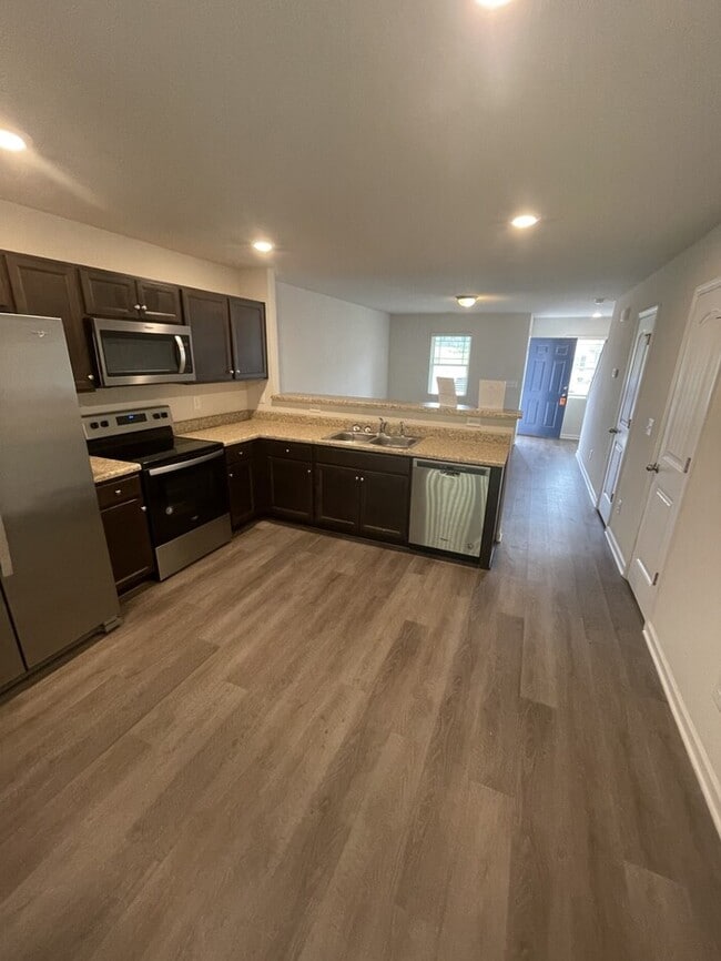 Building Photo - 2 bd 2.5 ba Townhouse