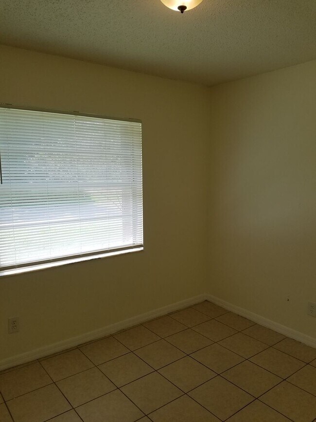 Building Photo - Cedar Ave - A