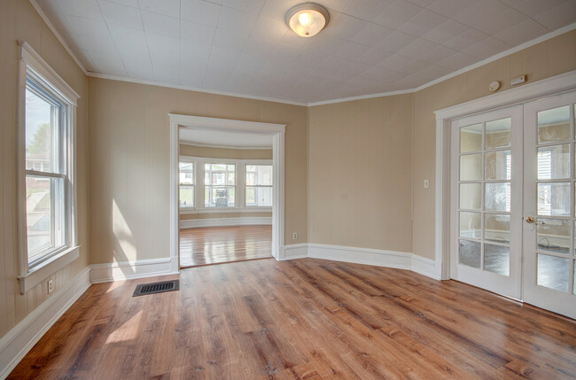 Building Photo - 310 Dewey St