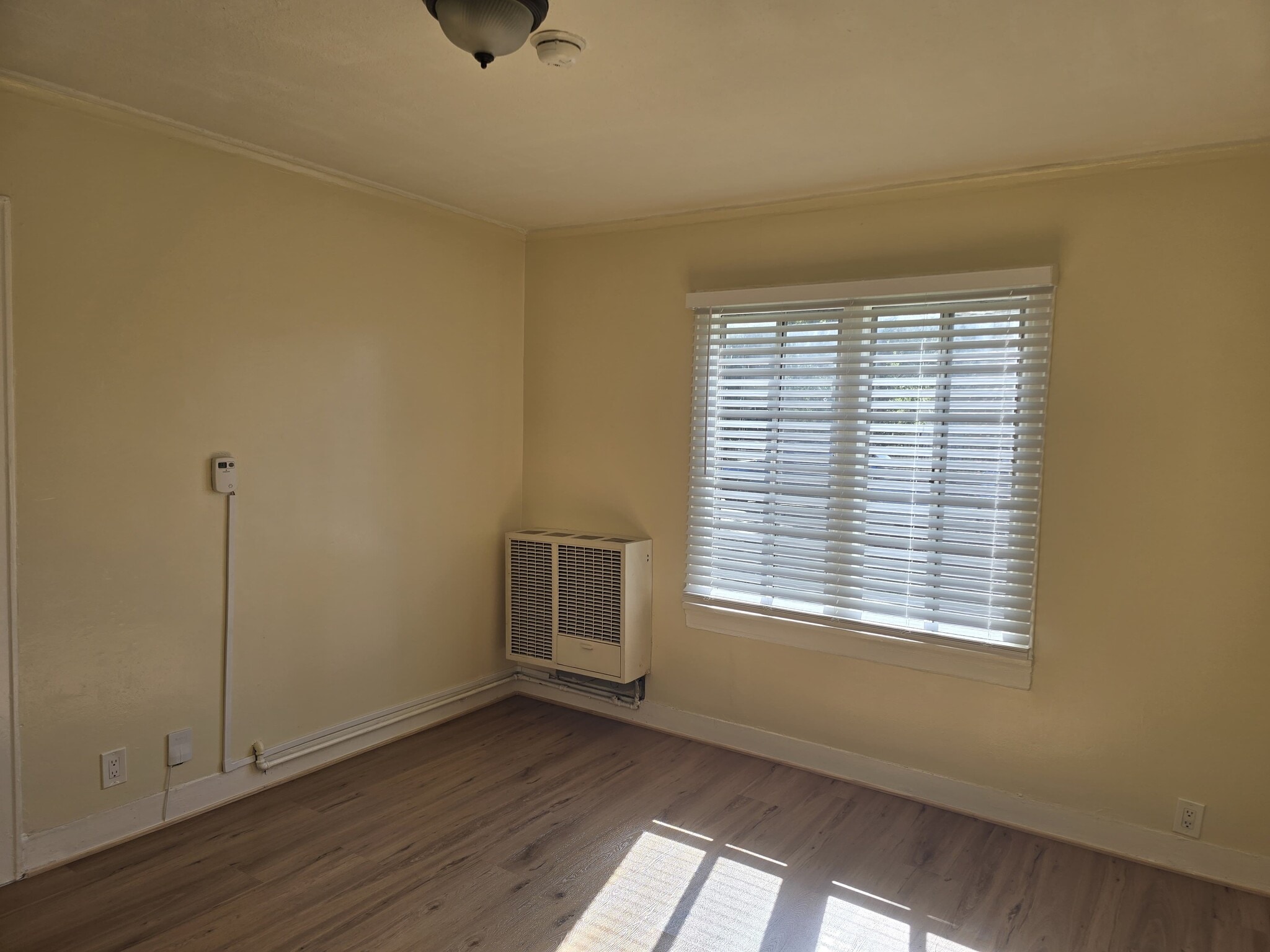 Building Photo - 2812 3/4 Hillcrest Dr