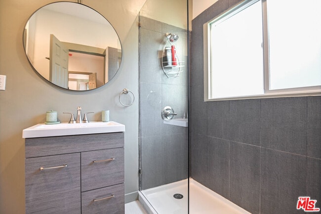 Building Photo - 1600 N Kingsley Dr