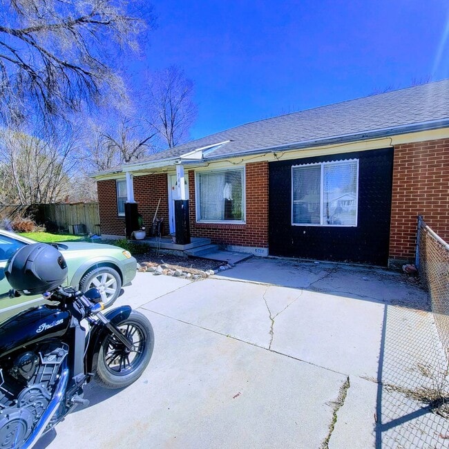 Building Photo - Private East Murray Home with HUGE yard!