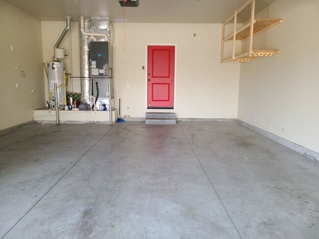 Building Photo - Clean and ready to go 3 bedroom home