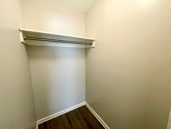 Building Photo - Fully updated, walking distance to UAMS