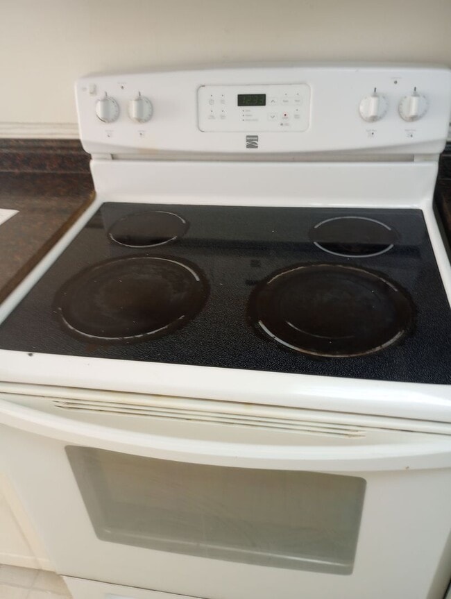 Building Photo - 2 bed, 1 Bath, 900 sqft with washer/dryer ...