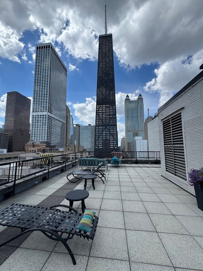 Building Photo - 253 E Delaware Pl