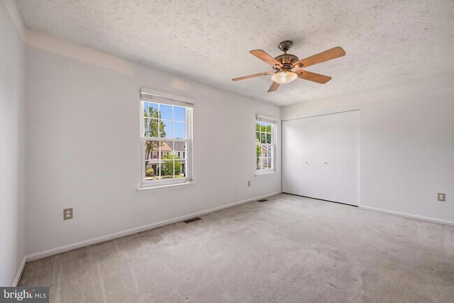 Building Photo - 16 Meadowside Ct