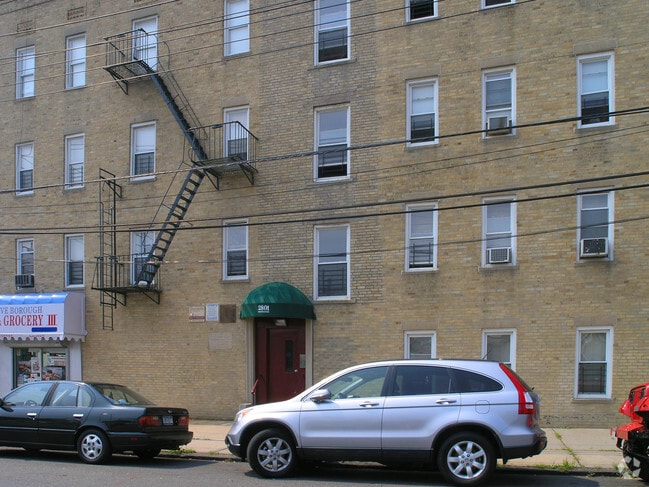 Building Photo - 2801 Waterbury Ave