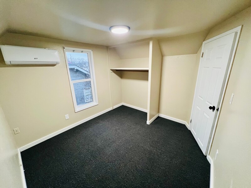 Building Photo - 260 W Chestnut St