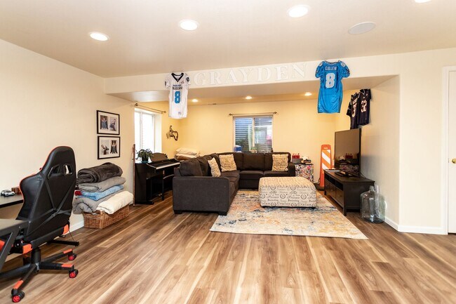 Building Photo - Charming Monument Retreat with  Private Ba...
