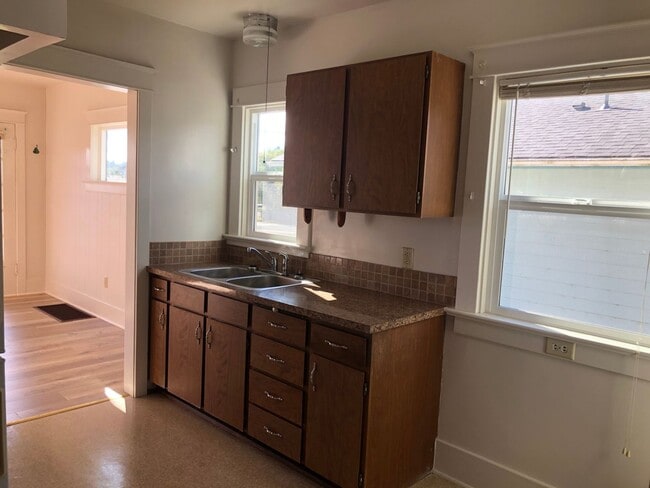 Building Photo - 2078