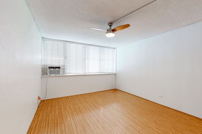 Building Photo - Available Now! Convenient Location in Waikiki