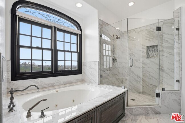 Building Photo - 1036 El Medio Ave