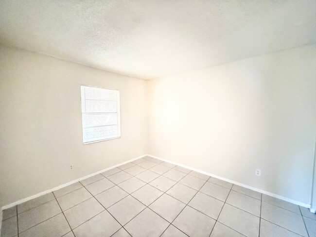 Building Photo - ** BONITA SPRINGS ** 2 BED / 1 BATH - WEST...