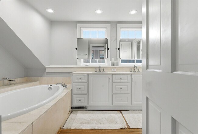 Building Photo - 50 River St