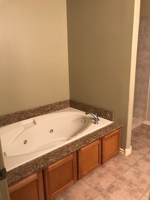 Building Photo - 884 Oakwood Ct