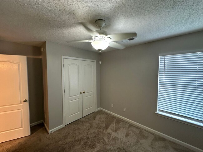 Building Photo - Lovely Cordova home. Fresh Paint and New Carpet! Fenced backyard and eat in kitchen. Pets are wel...