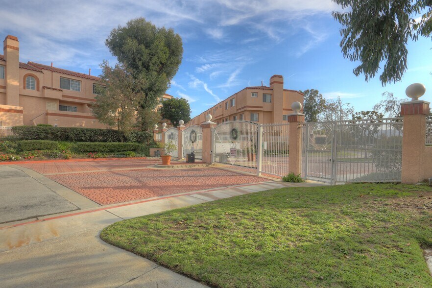 Building Photo - 3101 Plaza del Amo