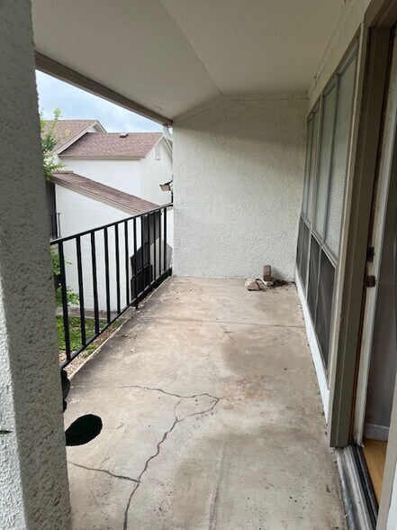 Building Photo - 6910 Hart Ln