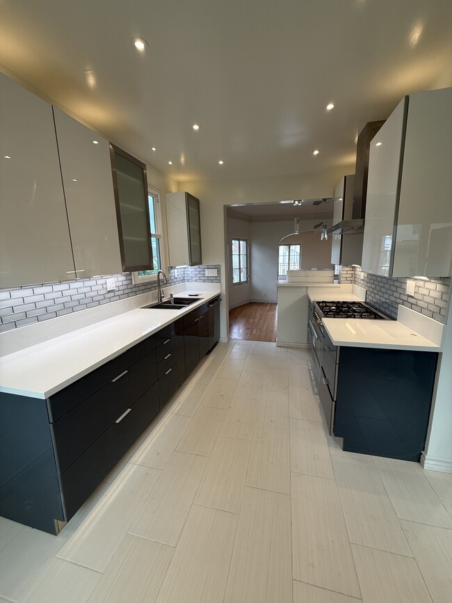 Building Photo - 1035 Meadowbrook Ave