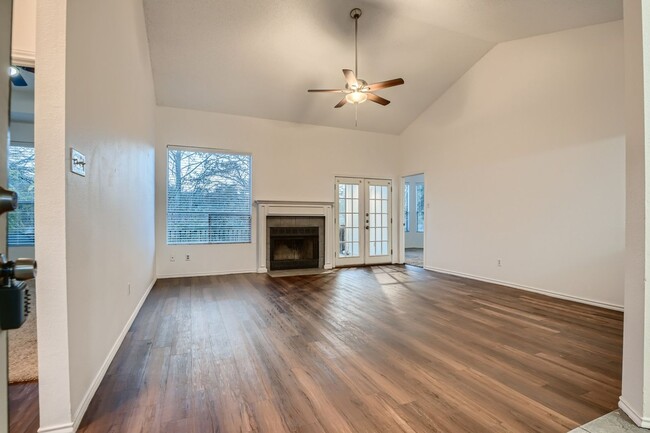 Building Photo - Beautiful 3/2 on Greenbelt (Inquire for Av...