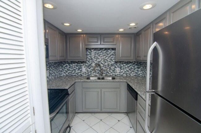 Building Photo - Beautifully Updated 2 Bedroom Condo in Belle Meade Highlands